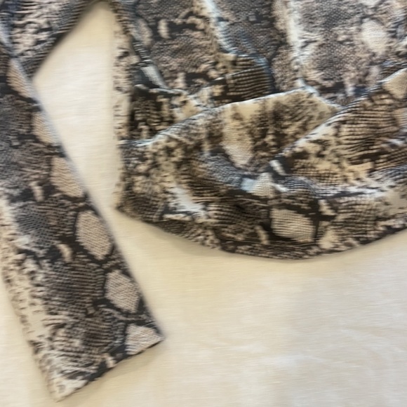 Leslis long sleeve snakeskin top - Picture 3 of 7